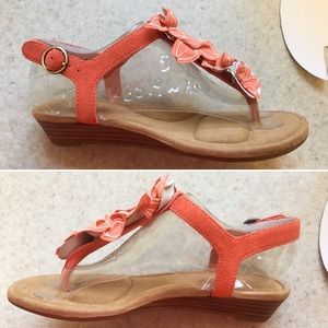 Gorgeous NWT Koolaburra by UGG flower sandal!